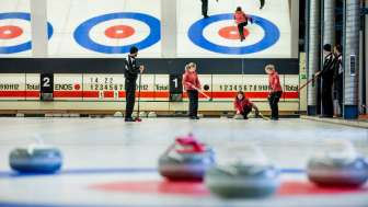 Der Curlingstein wird angeschoben