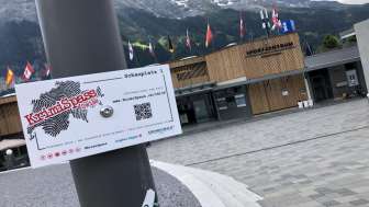 Schild KrimiSpass vor dem Sportzentrum